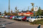 218 137 mit N 5422 (Hagen - Köln) in Solingen-Ohligs. Die bunten Autos auf dem P&R-Parkplatz sind heute fast interessanter als der Zug. (05.10.1989) <i>Foto: Joachim Bügel</i>