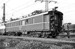 Meßwagen H "5017 München" des BZA München zur Leistungsmessung elektrischer Fahrzeuge für hohe Geschwindigkeiten im Bahnhof Forchheim. Der Dienstü(e) 318 wurde 1930 bei Weimar als "Dre 90 224" Pw 4ü-30 gebaut. 1934 erfolgte der Umbau in den Leistungsmeßwagen "Mü 702 605" für die Erprobung des 25 kV/50 Hz-Netzes im Höllental. Das nach dem Krieg als "Mü 729 013" Meßwagen H geführte Fahrzeug wurde 1951 in "Mü 5017" Meßwagen H umgezeichnet. 1960-63 erfolgte der Umbau auf 15 kV/16 2/3 Hz. Im März 1976 wurde er als 51 80 99-43 008-5 Meßwagen 318 ausgemustert. (01.08.1963) <i>Foto: Kurt Müller</i>
