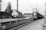 Die Nürnberger E 19 01 fährt mit dem D 258 (Wiesbaden - Nürnberg - München) durch den Bahnhof Nürnberg-Reichelsdorf. (09.1963) <i>Foto: Kurt Müller</i>