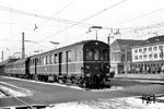 Mit dem Steuerwagen ES 85 07 voraus verlässt ET 85 07 den Nürnberger Hauptbahnhof. (12.1963) <i>Foto: Kurt Müller</i>