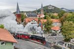 99 7247 mit dem ersten Zug zum Brocken (P 8931) vor der historischen Stadtkulisse in Wernigerode-Westerntor. (08.10.2023) <i>Foto: Joachim Schmidt</i>