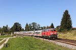 Ebenfalls ein freundlich grüßender Lokführer beförderte mit 218 414 den IC 2085 nach Oberstdorf bei Martinszell. (27.09.2023) <i>Foto: Joachim Bügel</i>