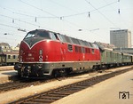 Von der Baureihe V 200.0 (220) unterscheidet sich die V 200.1 (221) im wesentlichen durch die stärkeren Antriebsmotoren von 2 × 1350 PS gegenüber 2 × 1100 PS bei der V 200.0. Das Bild zeigt V 200 138 in München Hbf vor Abfahrt über die Allgäubahn nach Lindau/Bodensee. (16.04.1968) <i>Foto: Frank Lüdecke</i>