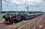 043 746 und 042 024 fahren mit dem 4000 t-Erzzug Gdg 6982 (Emden - Saar) im Betriebsbahnhof Nevinghof in die Überholung. (10.07.1969) <i>Foto: Bernd Kappel</i>