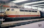 Die erste fertiggestellte Lokomotive der Baureihe E 03 (ab 1968: 103) war die E 03 002. Sie wurde am 11. Februar 1965 bei Henschel in Kassel im Rahmen einer Feierstunde an die Bundesbahn übergeben und erhielt für diesen Anlass vorübergehend die Schilder der E 03 001. Hier ist sie mit dem TEE 54 "Blauer Enzian" aus Hamburg in München Hbf eingetroffen. (10.1969) <i>Foto: H. Kuhnke</i>