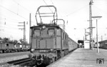 E 17 111 vor E 3050 nach Augsburg im Bahnhof München-Pasing. (02.05.1968) <i>Foto: Frank Lüdecke</i>