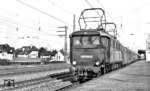175 011 mit einem Leerreisezug im Bahnhof München-Pasing. (02.05.1968) <i>Foto: Frank Lüdecke</i>