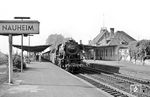 23 045 (Bw Gießen) macht Station mit P 1725 (Frankfurt/M - Marburg/L) im Bahnhof Bad Nauheim. (08.1962) <i>Foto: Karl-Ernst Maedel</i>