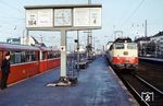 E 10 1267 (Bw Heidelberg) fährt mit dem TEE 10 "Rheingold" nach Genf in Koblenz Hbf ein. Daneben wartet der Anschlußzug nach Mayen Ost. (20.01.1968) <i>Foto: Theodor Horn</i>