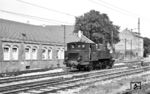 Lok 17 der Albtalbahn rangiert in Ettlingen Stadt. Die Lok (Hanomag, Baujahr 1896) war ursprünglich an die Braunkohlengrube Marie-Luise Neindorf (südlich von Wolfsburg) geliefert worden und wurde 1921 von der Deutschen Eisenbahn-Betriebs-Gesellschaft (DEBG) übernommen. Diese setzte sie in den 1930er Jahre u.a. bei der AVG ein. 1948 wurde sie dann als Stammlok zur AVG versetzt und 1959 dort ausgemustert. (17.08.1959) <i>Foto: Aad van Ooy</i>