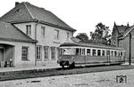 Die Bad Eilsener Kleinbahn GmbH (BEK) betrieb von 1919 bis 1966 eine elektrische normalspurige Kleinbahn, die am Nordhang des Harrl von Bückeburg nach Bad Eilsen verlief. Im Bahnhof Bückeburg Ost steht ET 204, der 1950 von Elze/AEG an die Kleinbahn geliefert worden war. 1967 wurde er an die Montafonerbahn nach Österreich verkauft. (12.09.1953) <i>Foto: Aad van Ooy</i>