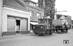 E-Lok 3 (ME/BBC, Baujahr 1946) der DEAG, die zuvor als Trümmerlok in Stuttgart im Einsatz war, fährt laut bimmelnd durch die Dürener Straße in Birkesdorf. 1965 wurde die Bahn stillgelegt. (28.06.1960) <i>Foto: Aad van Ooy</i>