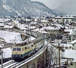 111 001 über den Dächern von Mittenwald auf dem Weg nach Garmisch-Partenkirchen. (1978) <i>Foto: Karsten Risch</i>