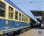 Die Fahrgäste nach München warten im Bahnhof Murnau auf die Abfahrt ihres Zuges. (1980) <i>Foto: Karsten Risch</i>