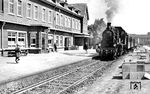 Lok 11 (Hohenzollern, Baujahr 1925, ex Nr. 9 WILSUM) mit einem Personenzug vor dem imposanten Empfangsgebäude der BE in Nordhorn, das 2023 als Bahnhof des Jahres ausgezeichnet wurde. (1952) <i>Foto: Hermann Ott</i>