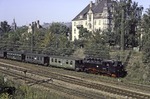 99 1781 hat mit ihrem Zug aus Radeburg den Zielbahnhof Radebeul-Ost erreicht. Im Vordergrund die Gleise der Normalspurstrecke Leipzig - Dresden. (09.1985) <i>Foto: Will A. Reed</i>