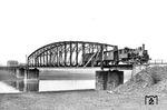 Lok 6 der VEE mit einem Personenzug auf der Weserbrücke zwischen Bodenwerder-Linse und Bodenwerder-Kemnade. (1937) <i>Foto: RVM-Filmstelle Berlin (Bellingrodt)</i>