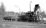 Zwischendurch musste 98 1025 ihre Kohlenvorräte in der Lokstation Röthenbach ergänzen. Dafür existierte eine mechanische Beschickungsanlage, bei der die Kohlen per Flaschenzug nach oben gezogen wurden.  (18.11.1961) <i>Foto: Karl Wyrsch, Slg. D. Ammann</i>