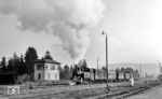 98 1025 setzt die Wagengarnitur des P 9375 an den Bahnsteig in Röthenbach (Allg), der um 14.45 Uhr nach Scheidegg abfahren wird. (18.11.1961) <i>Foto: Karl Wyrsch, Slg. D. Ammann</i>
