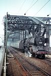 03 087 rollt mit dem P 3760 (Mönchengladbach – Köln) über die Hohenzollernbrücke, der wenige Meter weiter in Köln-Deutz um 10.24 Uhr enden wird. (17.06.1967) <i>Foto: Helmut Dahlhaus</i>