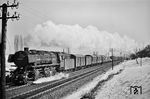 Mit einer langen Dampffahne über einem langen Durchgangsgüterzug (Dg) nach Frankfurt Hgbf fährt die Kasselaner 44 1119 an einem kalten Märztag bei Bad Vilbel Süd vorbei. (03.1963) <i>Foto: Karl-Ernst Maedel</i>