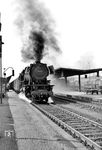 23 022 beschleunigt den E 451 (Frankfurt/M - Bremen) aus dem Bahnhof Gießen. (06.04.1963) <i>Foto: Karl-Ernst Maedel</i>
