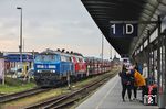 PRESS 218 054 und 218 369 sind mit AS 1412 aus Niebüll an der Autoentladeanlage im Bahnhof Westerland (Sylt) angekommen. Die Fahrgäste auf dem Bahnsteig warten auf die Bereitstellung des IC 2311 nach Köln. (11.10.2023) <i>Foto: Joachim Bügel</i>