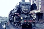 03 1055 wartet vor der Lokleitung ihrer Heimat-Dienststelle auf den nächsten Einsatz. In den 1950er Jahren erbrachten die 03.10 dort Spitzenlaufleistungen mit Monatsleistungen von über 20.000 km vor hochwertigen F-Zügen. Den Rekord stellte 03 1043 im Juli 1954 mit einer Monatsleistung von 28.460 km auf. (1955) <i>Foto: Carl Bellingrodt</i>