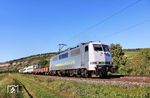 111 082 von Rail Adventure überführt einen Dieseltriebwagen von Siemens bei Thüngersheim. (08.09.2023) <i>Foto: Ron Hempel</i>