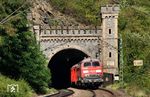 225 005 mit dem Koblenzer Hilfszug auf dem Gegengleis am Bank-Tunnel bei St. Goar. (12.09.2011) <i>Foto: Joachim Schmidt</i>