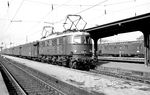 E 18 10 (Bw Stuttgart-Rosenstein) fährt mit E 547 (Heilbronn - Stuttgart - München) in München Hbf ein. (09.10.1953) <i>Foto: Collection Robin Fell</i>