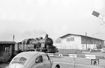 78 402, die während ihrer gesamten Einsatzzeit von 1923 bis 1964 beim Bw Friedberg (Hess) stationiert war, an einem unbekannten Bahnübergang im Norden Frankfurts am Main. (1963) <i>Foto: Karl Römer</i>