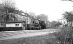 Die solo fahrende 044 138 (44 1138) passiert den Bahnübergang Posten 1 an der Vogelheimer Straße auf dem Weg von Katernberg Nord nach Essen-Vogelheim. (05.02.1975) <i>Foto: Joachim Schmidt</i>