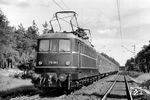 Kurz nach ihrer Gründung im Jahr 1949 startete die Deutsche Bundesbahn ein ehrgeiziges Programm zur Elektrifizierung aller wichtigen Fern- und Hauptabfuhrstrecken. Ein Weiterbau der Vorkriegsmodelle kam wegen der zwischenzeitlich eingetretenen technischen Weiterentwicklung nicht mehr in Betracht. Zum Vergleich verschiedener Fahrzeugkonzepte und zur gründlichen Vorerprobung der neuen Bauteile wurden ab Dezember 1950 fünf Versuchs-Lokomotiven der neuen Baureihe E 10 bestellt, wobei das Hauptaugenmerk dem Antrieb galt. E 10 003 von Henschel/SSW war mit Siemens Gummiringfeder-Antrieb ausgerüstet. Die Nürnberger Maschine ist hier während der Erprobung durch das BZA München im Nürnberger Reichswald zwischen Feucht und Fischbach unterwegs. (1953) <i>Foto: Engels</i>