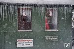 Während draußen tiefster Winter herrschte, genossen die Reisenden die wohlige Wärme im Buffetwagen. (03.12.2023) <i>Foto: Joachim Schmidt</i>