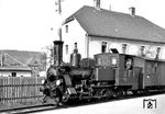 LAG 67 (Krauss, Baujahr 1904) im Bahnhof Donaustauf auf der Walhallabahn. Mit der Verstaatlichung der privaten Lokalbahn Aktien-Gesellschaft (LAG) am 1. August 1938 übernahm die Deutsche Reichsbahn auch die Walhallabahn. Aus LAG 67 wurde 99 252. (1934) <i>Foto: Ernst Schörner</i>