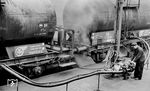 Provisorische Ölbetankung im Bw Kassel, die direkt aus den angelieferten Kesselwagen erfolgte. Gut zu erkennen ist, dass die Wagen an die Dampfheizung angeschlossen waren, um die zähe Konsistenz des Bunkeröls vorzuwärmen, damit die teerige Masse überhaupt pumpfähig war.  (1958) <i>Foto: Helmut Först</i>