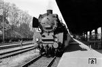 41 309 (Bw Göttingen Pbf) fährt mit einem Eilzug aus dem Bahnhof Kreiensen. (03.1956) <i>Foto: Wolfgang Jahn</i>