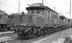 Die nach dem Krieg gebauten Loks E 94 262 bis 285 sowie E 94 141 und 142 durften ab 1970 100 km/h fahren und erhielten die Betriebsnummern 194 562 bis 585 sowie 541 und 542. (10.04.1972) <i>Foto: Frank Lüdecke</i>