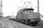 194 279 gehörte zu den Nachkriegsbauten und wurde am 22.12.1955 als E 94 279 in Dienst gestellt. 1971 wurde ihre Höchstgeschwindigkeit nachträglich auf 100 km/h erhöht und sie erhielt die Betriebsnummer 194 579. Die zum Bw Aschaffenburg gehörende 194 279 ist hier mit einem Güterzug nach Nürnberg Rbf in Aschaffenburg unterwegs. (26.07.1969) <i>Foto: Wolfgang Bügel</i>