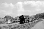 044 346 vom Bw Nürnberg Rbf rollt mit einem Güterzug bei Etzelwang die Rampe nach Hartmannshof hinab. (08.1970) <i>Foto: Hermann Gerdes</i>