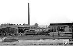50 3142 im Bauzugeinsatz vor ihrem Heimat-Bw Warburg (Westf). Das 1851 gegründte Bahnbetriebswerk hatte zum Aufnahmezeitpunkt im Mai 1959 gerade seine Eigenständigkeit verloren und wurde dem Bw Bestwig untergeordnet. (05.1959) <i>Foto: Hermann Gerdes</i>
