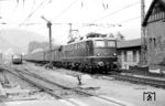 E 10 125 vom Bw Köln-Deutzerfeld fährt mit einem Schnellzug durch den Bahnhof Boppard südwärts. (10.1959) <i>Foto: Hermann Gerdes</i>