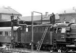 Mit Umrüstung der Baureihe 01.10 auf Ölfeuerung wurde in Bebra eine provisorische Ölbetankungsanlage am Bahnsteig eingerichtet. So konnte während des planmäßigen Wasseraufenthalts von Schnellzügen, wie hier beim D 167 "Riviera-Express" (Ventimiglia - Hamburg-Altona), auch Öl gebunkert werden.  (07.1957) <i>Foto: Helmut Först</i>