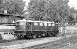 E 41 102 wurde am 19.11.1959 beim Bw Koblenz-Mosel in Dienst gestellt. Bereits am 18.11.1960 wurde sie nach Mainz umstationiert, wo der Fotograf sie auch antraf. Sie war eine der ersten Loks der Baureihe, die in Chromoxydgrün (RAL 6020) abgeliefert wurde. (05.1962) <i>Foto: Robin Fell</i>