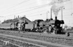 Die Heilbronner 38 2515 und 38 1708 vor mit E 4889 (Stuttgart - Heilbronn - Sinsheim - Heidelberg - Mannheim - Ludwigshafen) in Bietigheim (Württ). (28.01.1957) <i>Foto: Wolfgang Jahn</i>