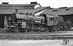 38 1696, eine Zweitbesetzung, im Bw Nürnberg Hbf. Die 1909 bei der BMAG gebaute Lok wurde als "2418 Königsberg" nach Memel geliefert. 1923 noch als 38 1085 vorgesehen, kam sie 1925 zu den Litauischen Eisenbahnen (LG) als 56 K8. Seit August 1944 befand sie sich in der RBD Regensburg. Im April 1946 wurde sie als 38 1696 II eingeordnet, nachdem die originale 38 1696 (Borsig, 1915) kriegsbeschädigt am 15.03.1946 in Hof ausgemustert worden war. Sie wurde dem Bw Schwandorf zugeteilt, wo sie bis zur Ausmusterung am 30.09.1960 auch blieb. Erstaunlich ist, dass die Lok noch mehrmals umgebaut wurde, z.B. erhielt sie einen anderen Kessel und einen Wannentender, ihre alte Steuerung ohne den durchlochten Schwingenträger behielt sie allerdings. (08.1957) <i>Foto: Wolfgang Jahn</i>