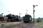 052 519 (50 2519) und 051 859 (50 1859 rechts) warten vor den Ausfahrsignalen im Bahnhof Duisburg-Ruhrort Hafen. (19.06.1974) <i>Foto: Wolfgang Bügel</i>