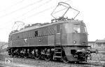 Nachdem die BBÖ bis 1939 die Westbahn von Salzburg bis Linz elektrifizieren wollte, bestellte sie 1937 bei der Lokomotivfabrik Floridsdorf acht Lokomotiven, die in Österreich als Reihe 1870 eingeordnet werden sollten. Dazu wurde die deutsche E 18 für den Betrieb auf den steigungsreichen Strecken adaptiert, allerdings mit einer Fülle von Änderungen, z.B. bei den Transformatoren oder Fahrmotoren. Die Lokomotiven wurden aufgrund der politischen Entwicklung erst ab 1940 an die Deutsche Reichsbahn ausgeliefert und als E 18 201 bis 208 eingereiht. E 18 203 zeigt sich im Ablieferungszustand mit blau-grauem Anstrich und spitzen Ziffern im Nummernschild in ihrem Heimat-Bw Salzburg.  (06.1940) <i>Foto: RVM-Filmstelle Berlin (Maey)</i>