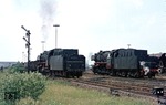 044 660 (44 1660) verlässt mit Gag 58811 den Bahnhof Duisburg-Ruhrort Hafen. Rechts wartet 052 519. (19.06.1974) <i>Foto: Wolfgang Bügel</i>